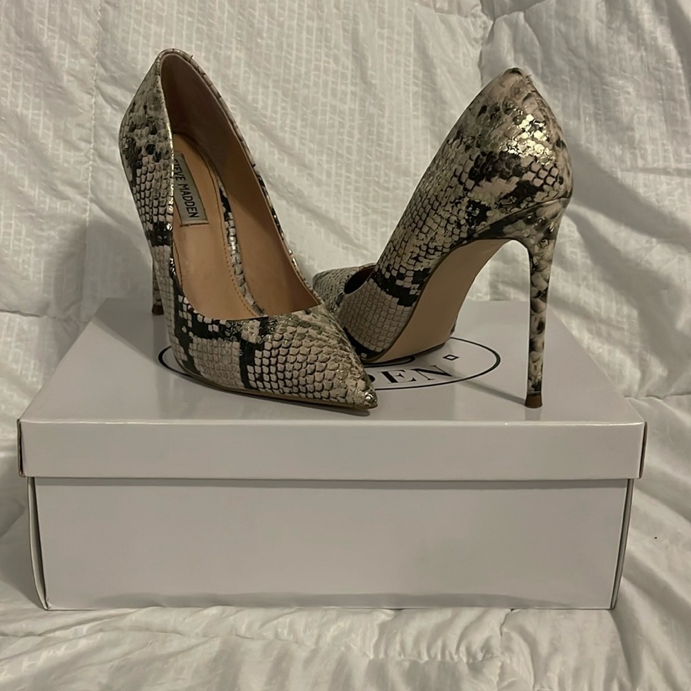 Steve Madden VALA GOLD SNAKE Size 7
